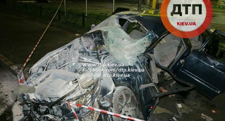 В Киеве ДТП: на Освободителей Audi разбился о столб (фото)