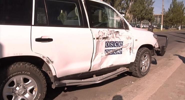 Автомобиль ОБСЕ столкнулся с троллейбусом в Луганске (фото)