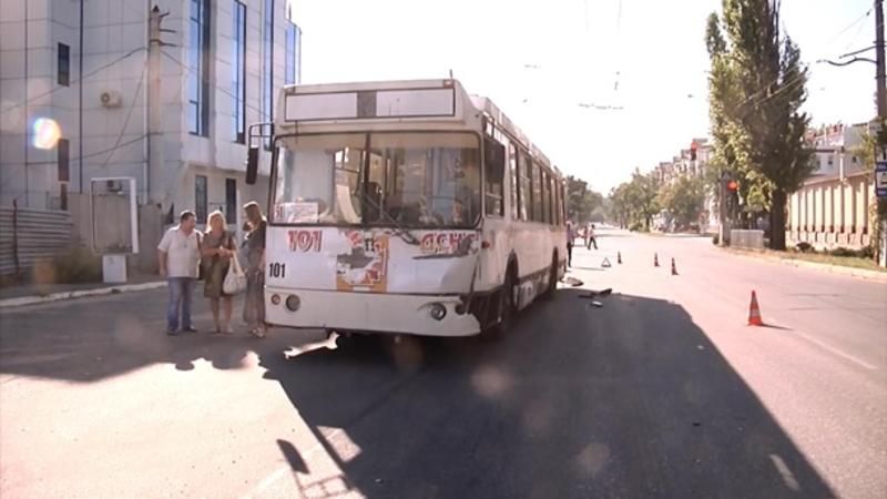 Автомобиль ОБСЕ столкнулся с троллейбусом в Луганске (фото) / lug-info.com