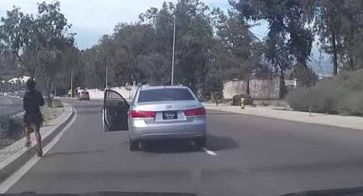 Девушка-водитель вышла из машины на ходу и стала звездой Youtube (видео)