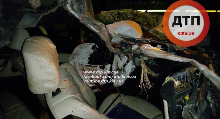 В Киеве BMW X5 врезался в военный КРАЗ, есть жертвы (фото 18+)