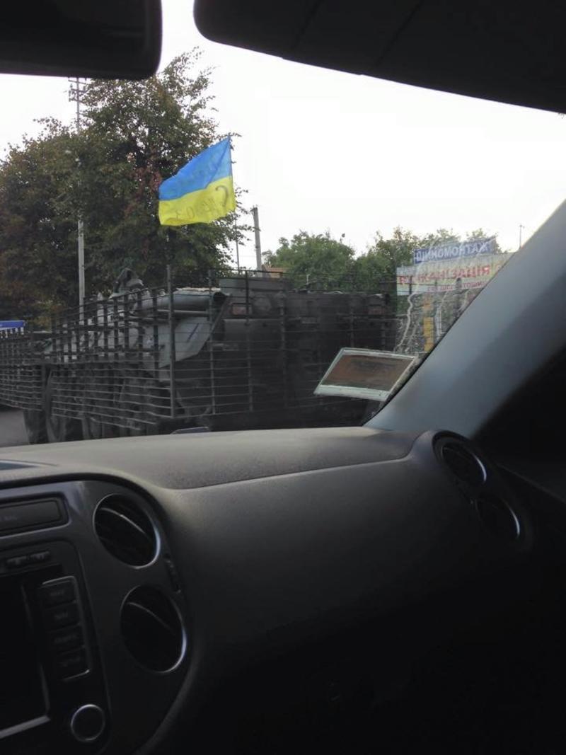 Во Львове БТР столкнулся с легковушкой (фото) / Facebook Vadik Demiduyk