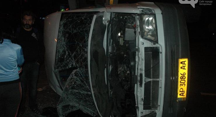В Запорожье из-за столкновения маршрутки с иномаркой пострадали восемь человек (фото)