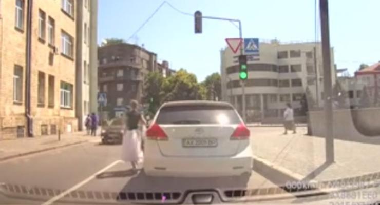 В Харькове девушка припарковалась посередине проезжей части (видео)