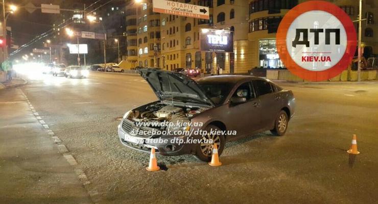 В Киеве BMW 7-series протаранила Mitsubishi Galant (фото)