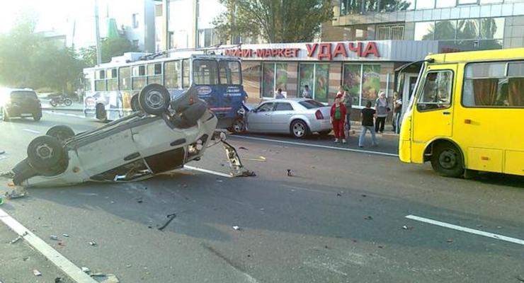 В Донецке Chrysler устроил аварию с боевиками и троллейбусом (фото)