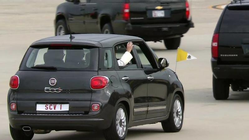 Папа Римский приехал на встречу с Обамой на Fiat 500L (видео) / facebook.com/dan.rapoport.3