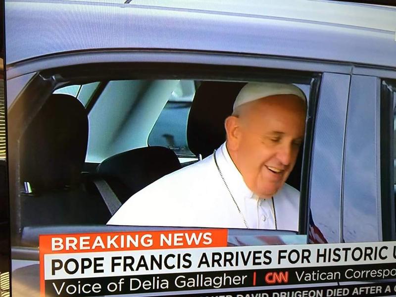 Папа Римский приехал на встречу с Обамой на Fiat 500L (видео) / Скриншот видео