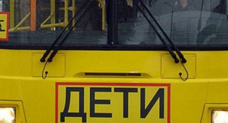 В Донецкой области автомобиль столкнулся со школьным автобусом, пострадали шестеро взрослых