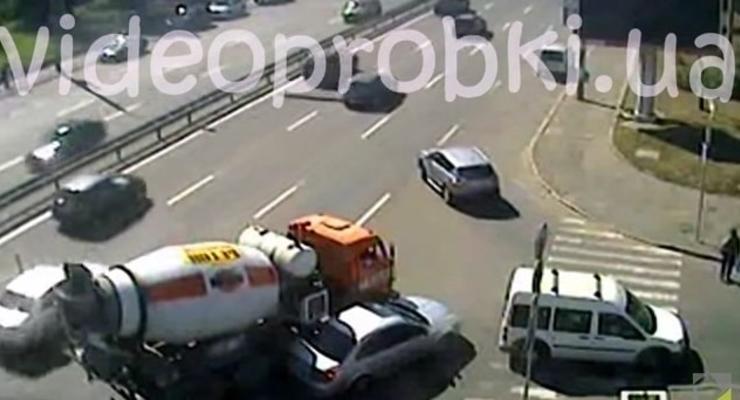 В Киеве бетономешалка устроила аварию (видео)