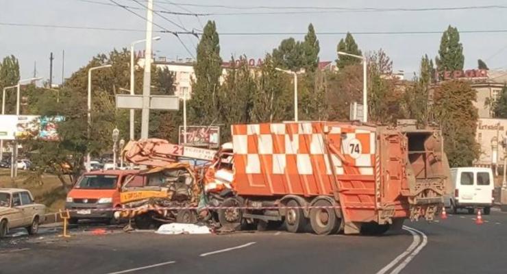 В Одессе мусоровоз устроил аварию, очевидцы сообщают о жертвах