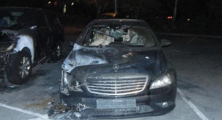 Неподалеку от киевской горадминистрации сожгли роскошный Mercedes