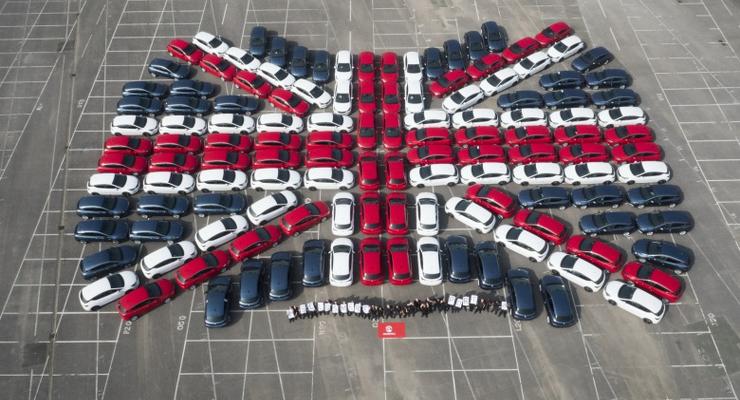 В Британии собрали государственный флаг из 128 авто