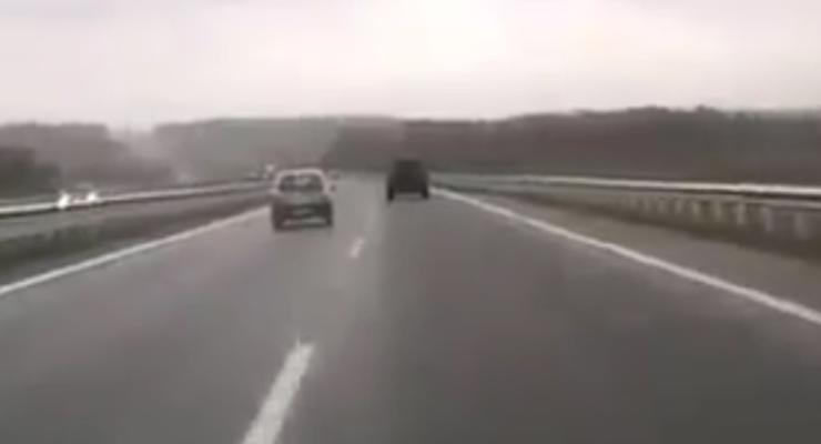 "Бешеная табуретка": Ока обогнала на мокрой трассе BMW X6 (видео)