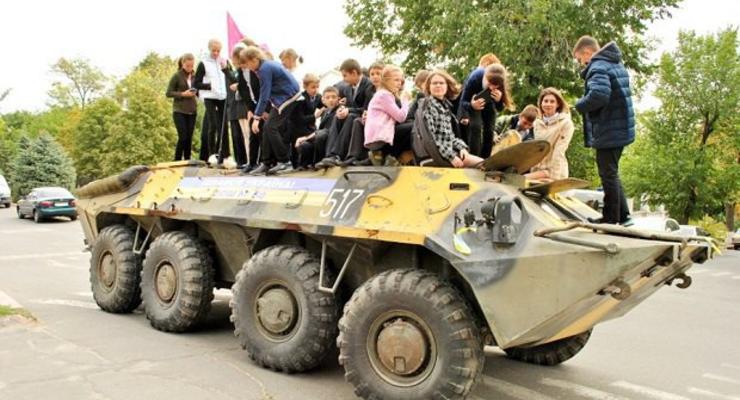 В Николаеве школьники передали армии отремонтированный БТР