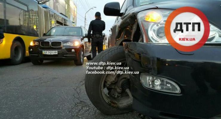 В Киеве Lexus врезался в BMW и создал пробку