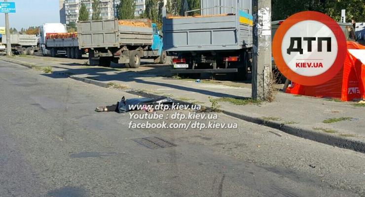 В Киеве красная Honda насмерть сбила женщину и скрылась (фото 18+)