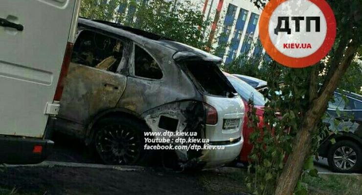 В Киеве ночью сожгли новый Porsche Cayenne (фото)