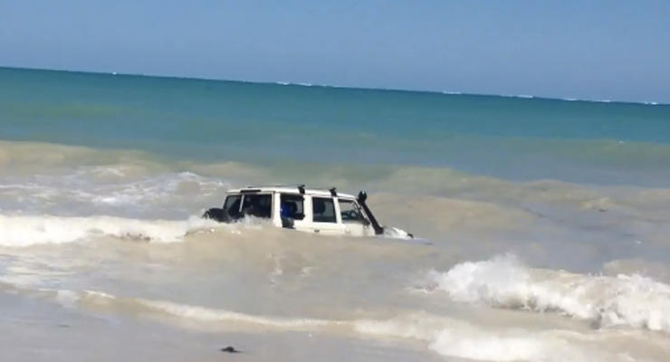 В Австралии угонщик загнал похищенную Toyota в океан (видео)