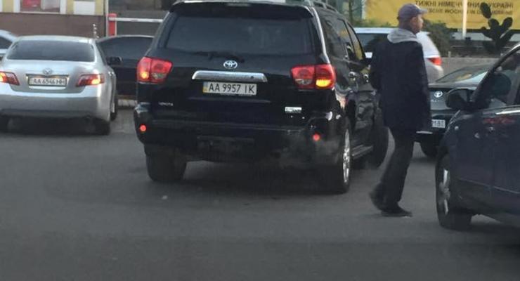 Внедорожник мэра Киева припарковали посреди дороги (фотофакт)