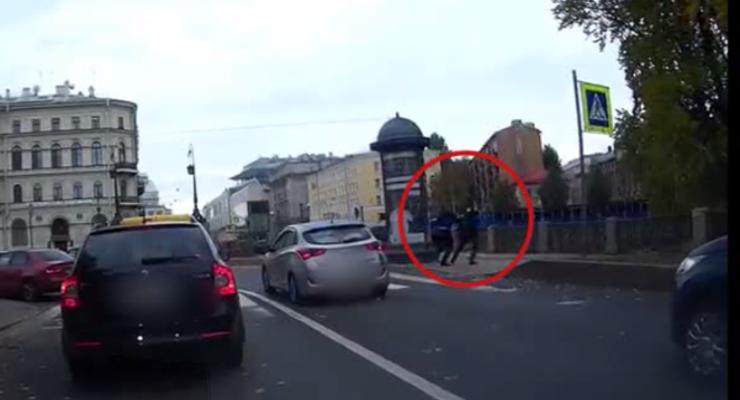 Культурная столица: в Петербурге водитель сбросил пешехода в канал (видео)