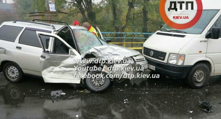 В Киеве ВАЗ влетел в Ford и Volkswagen, водитель в реанимации (фото)