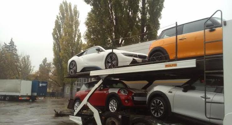 В Киев привезли новейший спорткар BMW i8 (фотофакт)