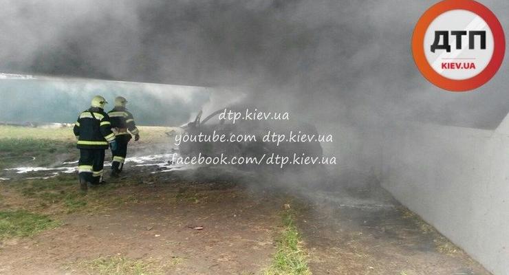 У аэропорта Борисполь врезался в опору и сгорел новый Mercedes, погибла женщина (18+)
