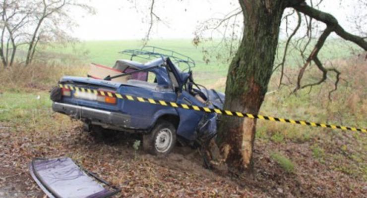 Под Черниговом водитель ВАЗ въехал в дерево, трое погибли