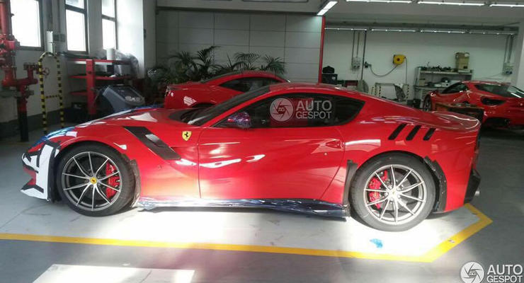 Сверхмощную версию Ferrari F12 заметили без камуфляжа (фото)