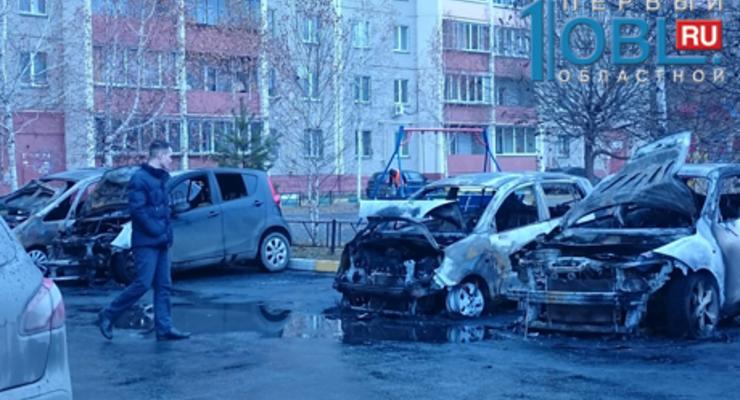 В Челябинске очевидцы сняли на видео поджог сразу четырех авто