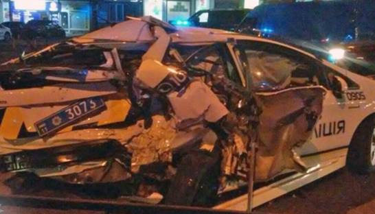 В Киеве пьяный водитель врезался в полицейский автомобиль, двое пострадавших