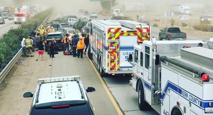 В США из-за пылевой бури столкнулись 17 автомобилей (видео)
