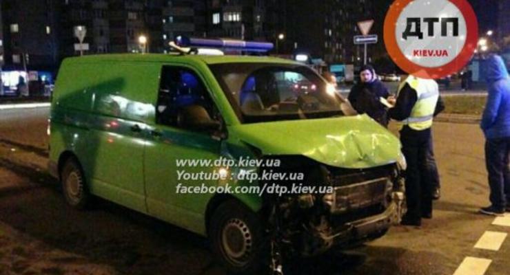 В Киеве инкассаторский авто протаранил Honda с луганскими номерами