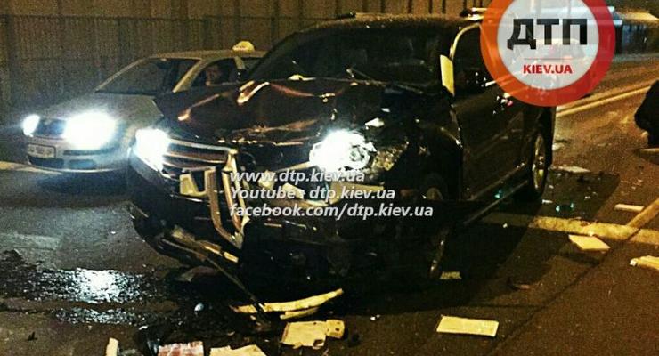В Киеве пьяный россиянин на Toyota таранил Jaguar