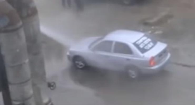 Их нравы: в России на месте прорыва трубы устроили автомойку (видео)