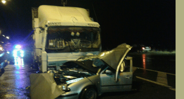 На трассе Киев-Чоп Skoda столкнулась с грузовиком, погибли трое