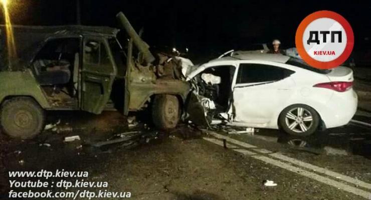 В Киеве столкнулись Hyundai и УАЗ, есть жертвы (фото)