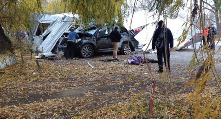 В Каменец-Подольском Land Cruiser влетел в остановку, есть жертвы