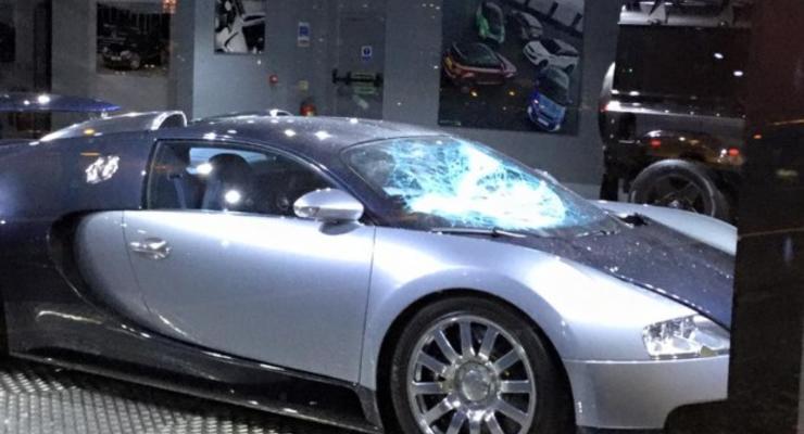 В Британии вандалы разгромили Bugatti Veyron прямо в автосалоне (фотофакт)