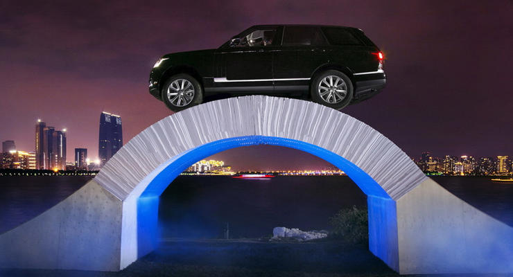 Range Rover проехал по мосту из бумаги (видео)