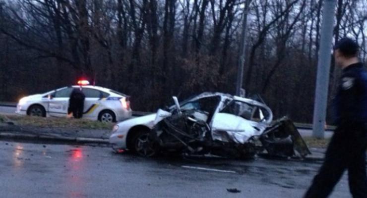 В Харькове Nissan разорвало на две части после ДТП (фото)