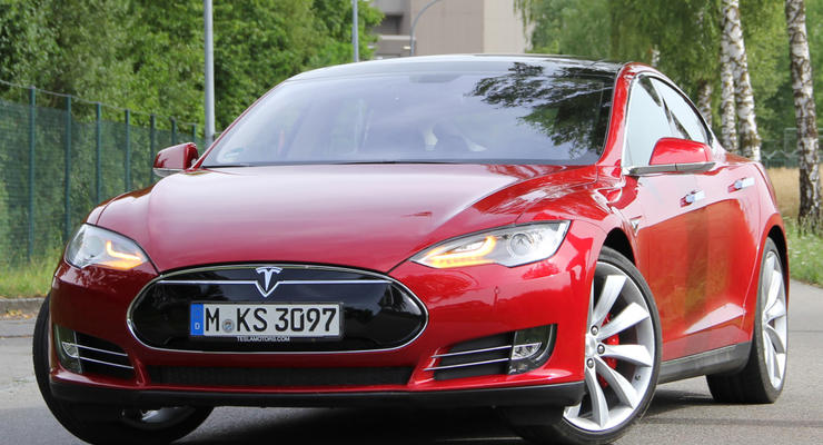 Tesla отзывает все машины Model S