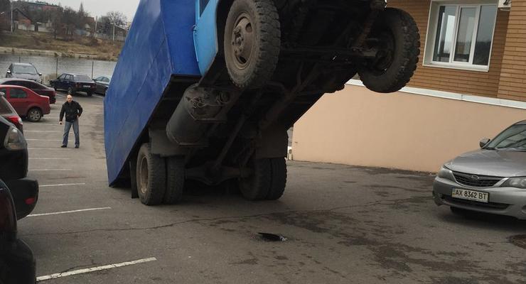 В Харькове встал на задние колеса груженный кирпичами ГАЗ (фотофакт)