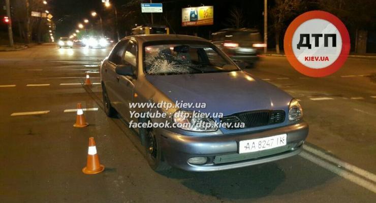 В Киеве Daewoo сбил парня, переходившего дорогу на красный