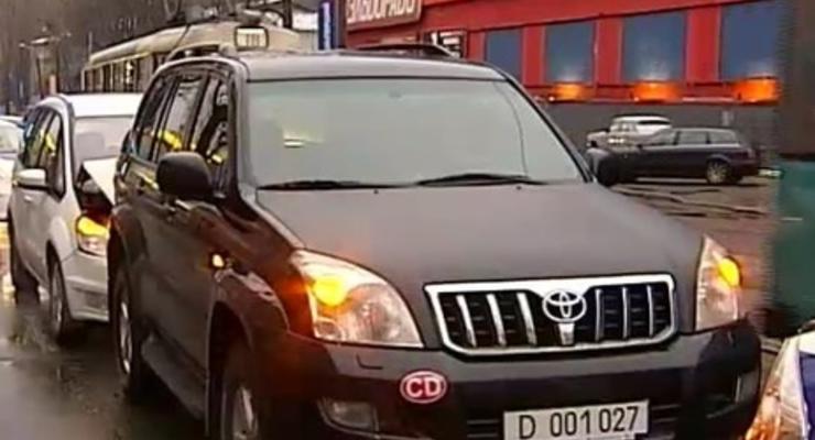 В центре Киева работник посольства России устроил ДТП на автомобиле с дипномерами – СМИ
