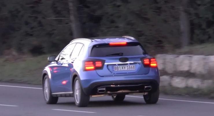 Обновленный кроссовер Mercedes GLA заметили на тестах (видео)