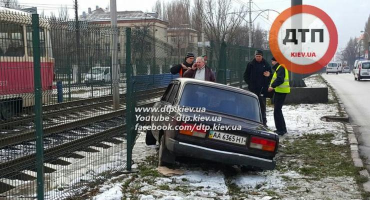 В Киеве ВАЗ снес ограждение скоростного трамвая (фото)