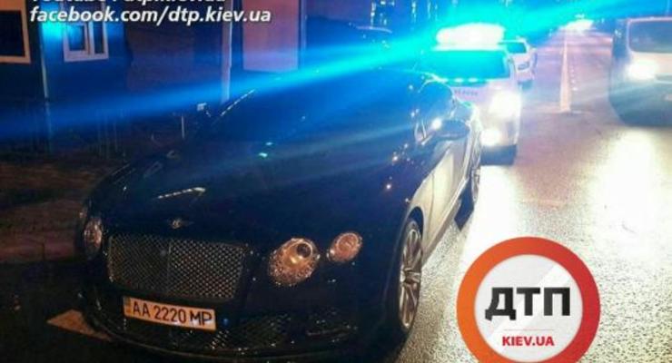 В Киеве полицейские эвакуировали Bentley с пешеходного перехода