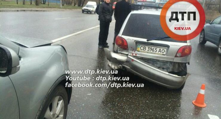 В Киеве на Заболотного столкнулись сразу четыре авто (фото)